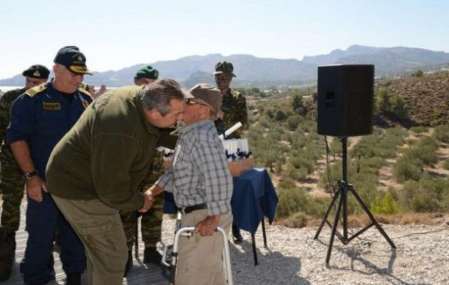 Αυτός είναι ο 92χρονος καταδρομέας που υποδέχθηκε τον Πάνο Καμμένο στη Ρόδο